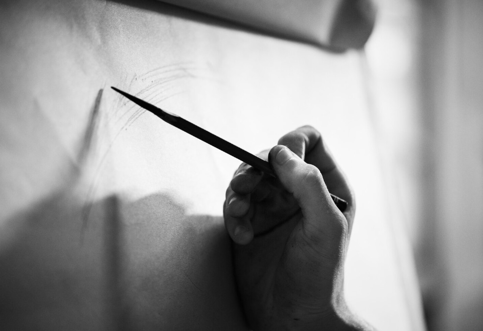 Mano che disegna con tecnica precisa